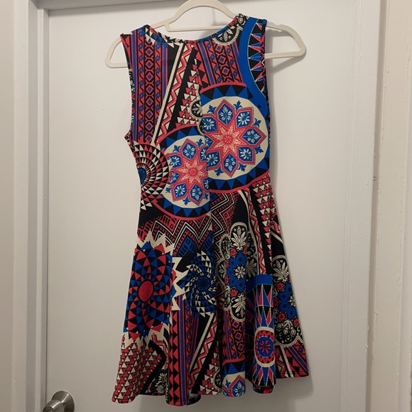 Black bead patterned dress - Picture 2 of 2